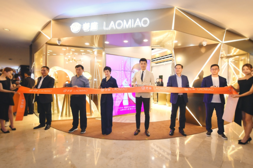 深圳宝玉石协会会长杨绍武先生(左一)德基广场有限公司总经理吴铁民