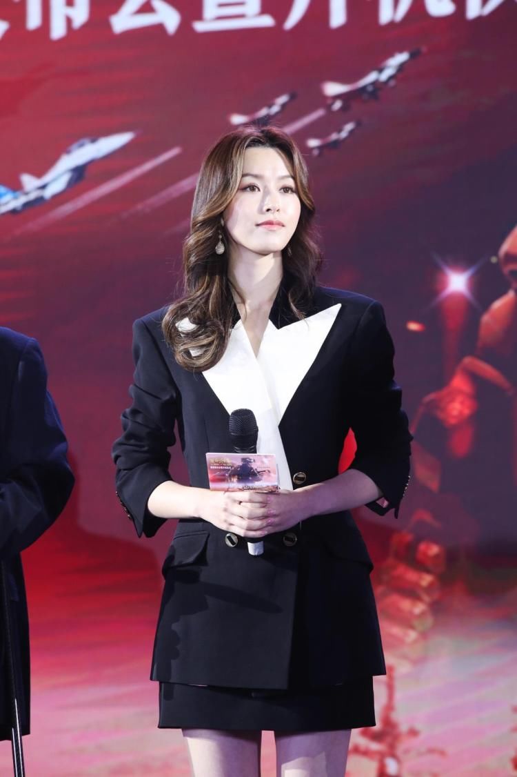 文咏珊佩戴宝诗龙珠宝亮相《黎明勋章》电影首映礼