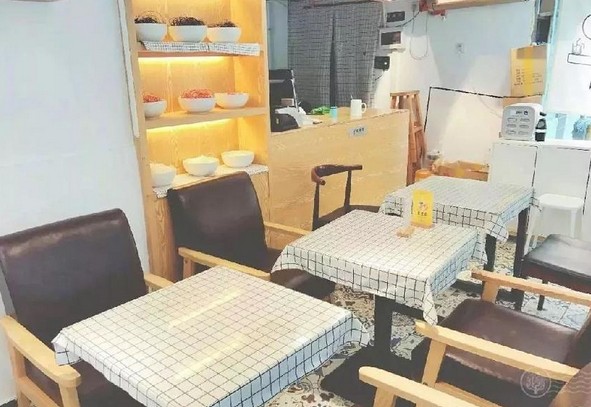 在巷子里:当草根口味的螺蛳粉遇上简约北欧风