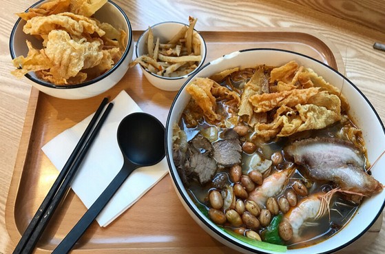 在巷子里:当草根口味的螺蛳粉遇上简约北欧风