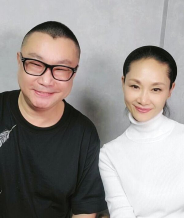 于文华尹相杰合照 身材有些发福