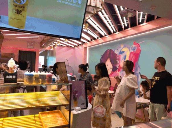 人头攒动的大红热店 SEECOLOR撞色奶茶大排长队的秘密是什么?