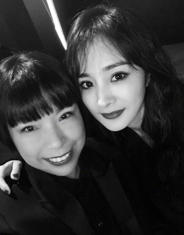 杨幂与时尚主编合影 大眼迷人妆容精致