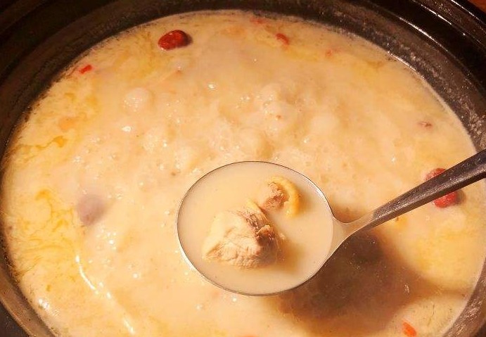 甜鲜小胜麻辣 这家不停排队的热煲猪肚鸡好在哪里?