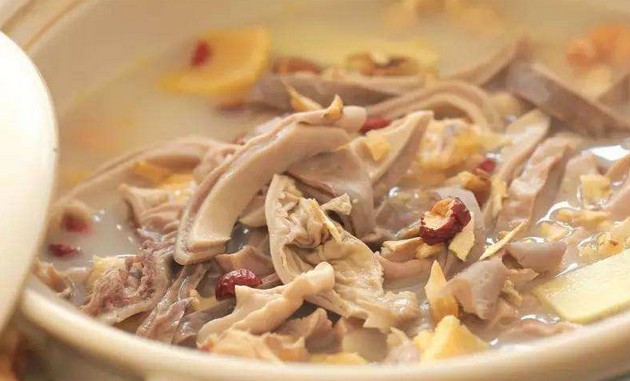 甜鲜小胜麻辣 这家不停排队的热煲猪肚鸡好在哪里?