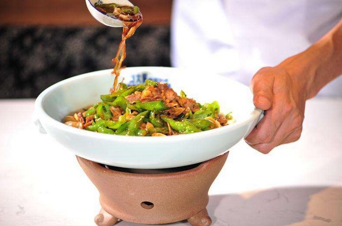 单凭一道辣椒炒肉 费大厨怎样称霸湖南市场?