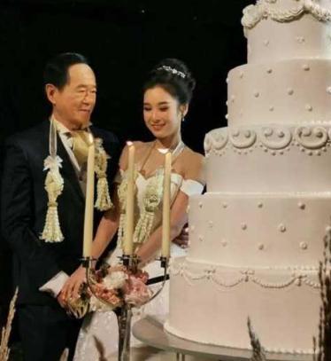 泰国富翁砸2000万娶妻 与妻子年龄相差50岁