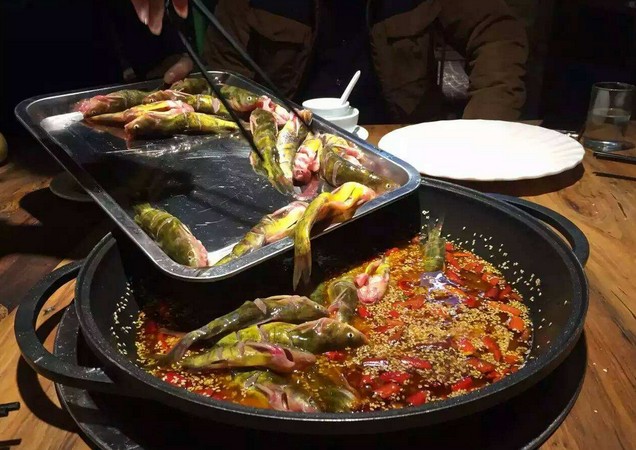 1年就开出100家新店 小小河边鱼凭啥“鱼跃龙门”?