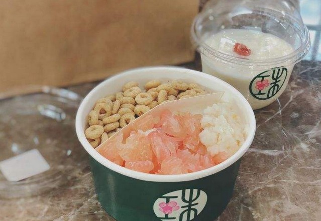 厚酸奶结合酒酿 宝珠酒酿酸奶给你双重发酵的美味