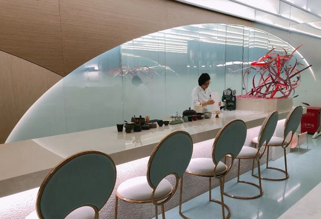 青山研究所:实验室里吃甜品 “研究员”负责上菜