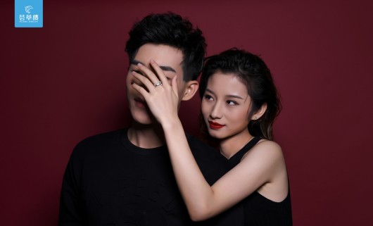 荟萃楼珠宝推出《荟萃楼·红线》婚恋系列