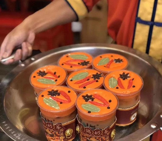 以假乱真!台盖和谭鸭血联名推出了一款火锅奶茶