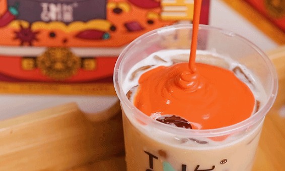 以假乱真!台盖和谭鸭血联名推出了一款火锅奶茶