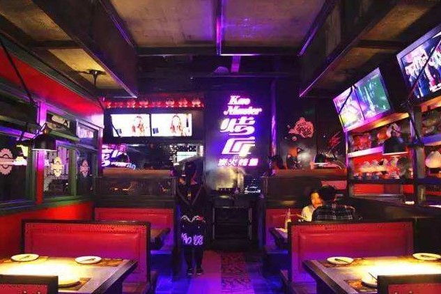 蹦迪吃饭两不误 烤匠夜店风烤鱼店为何能爆红?