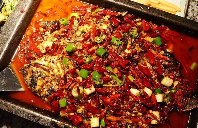 蹦迪吃饭两不误 烤匠夜店风烤鱼店为何能爆红?