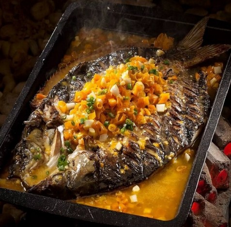 蹦迪吃饭两不误 烤匠夜店风烤鱼店为何能爆红?