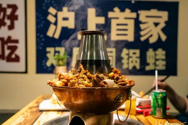 谢霆锋都去打卡的渝胖子老城区炭火蛙锅到底有多好吃?