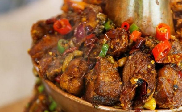 谢霆锋都去打卡的渝胖子老城区炭火蛙锅到底有多好吃?