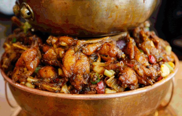 谢霆锋都去打卡的渝胖子老城区炭火蛙锅到底有多好吃?