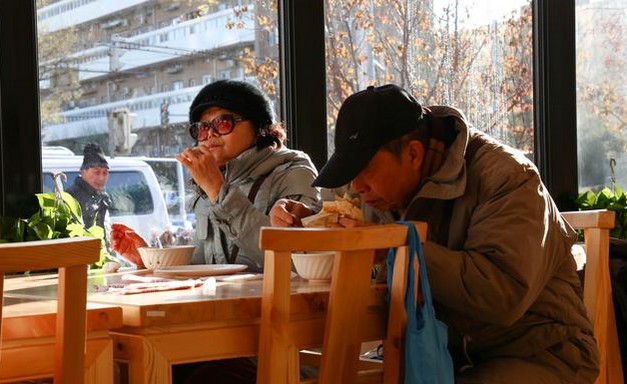 燕龙餐厅重新开业 焕然一新开始接受手机支付