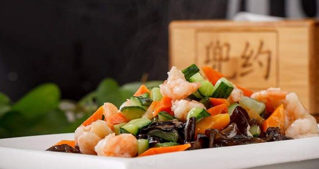 坚持小锅现炒 兜约下饭菜家家门店大排长龙!