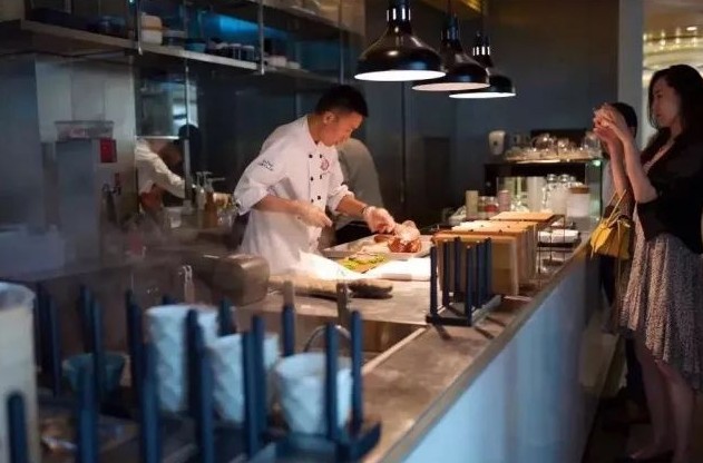 大董烤鸭被评“等待时间过长” 正餐品牌该如何做快餐?