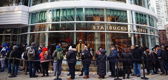 星巴克芝加哥烘焙工坊开业 顾客从黎明前就开始排队