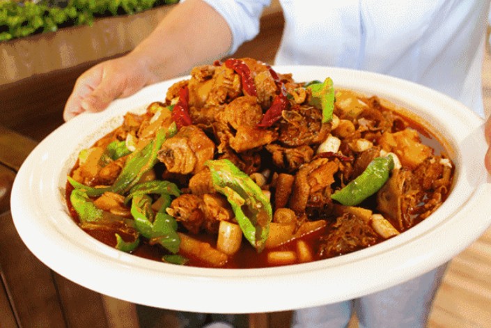 卖大盘鸡的那么多 沙味王为什么能成整条街最亮的“仔”?