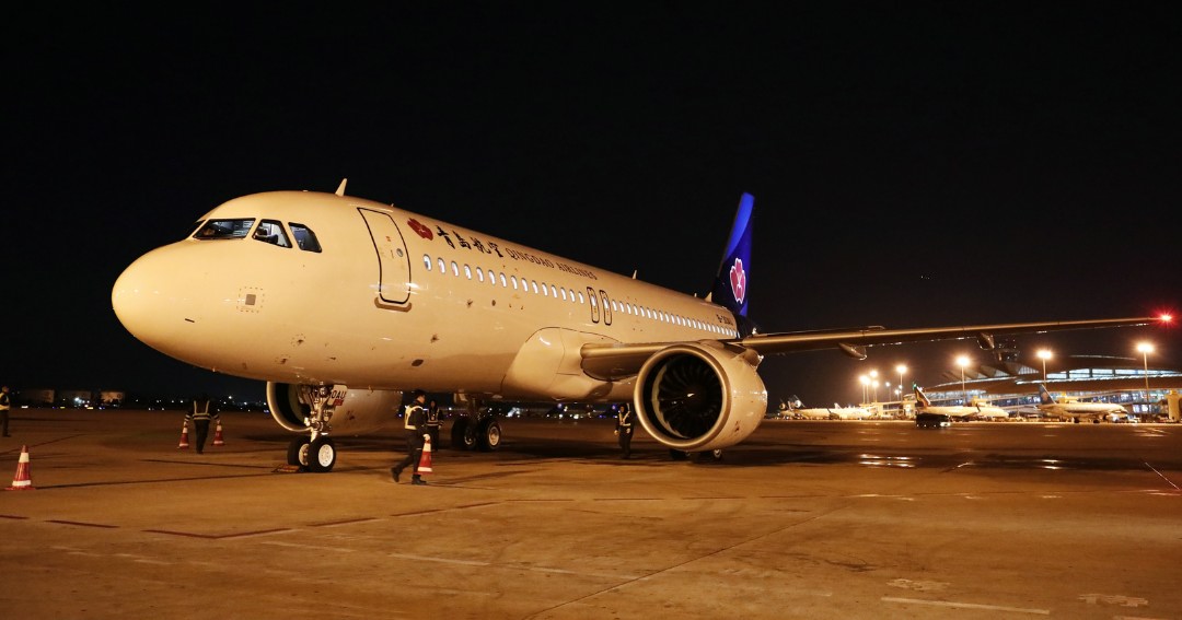 青岛航空迎来的第五架全新空客a320neo机型飞机 机队规模扩大至25架