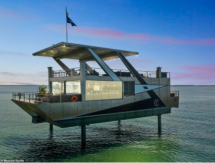 悬浮在海上的“豪宅游艇” 完全由不锈钢制成！