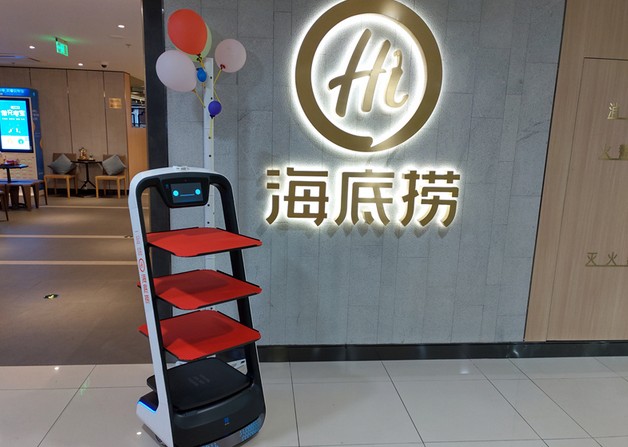 送餐机器人占领餐厅 科技带来不一样的服务“温度”