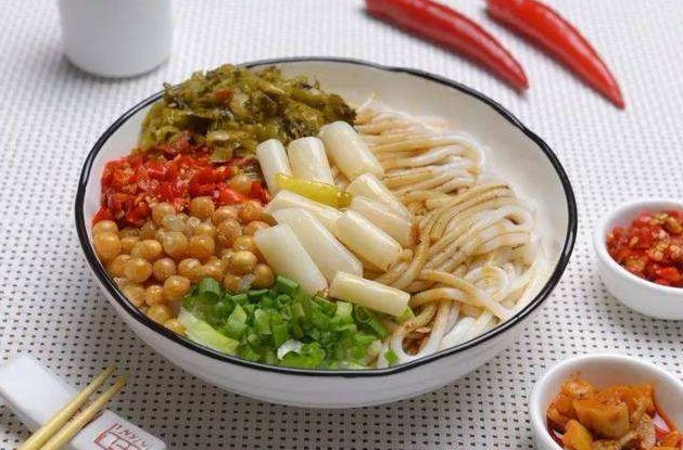 让顾客站着吃的米粉店 站食光拌粉的“小店铺大生意”