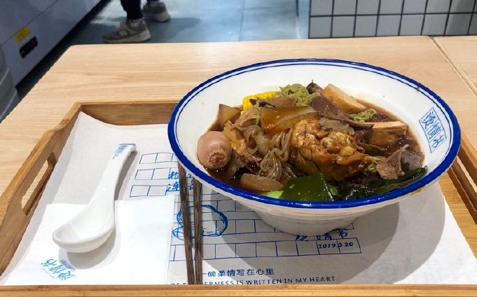 烫情书台式卤汁麻辣烫：一碗柔情 是青春的味道