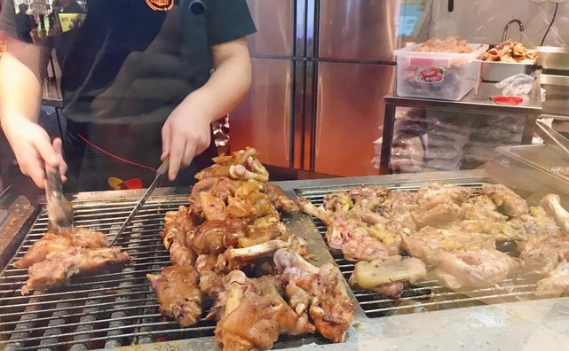 小蹄大作:把猪蹄卖出“花” 是排长队也要等那一只“蹄”。