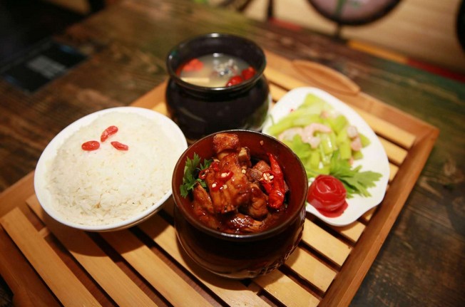 不施明火不伤食材 瓦罐香沸集快餐与养生饮食为一体