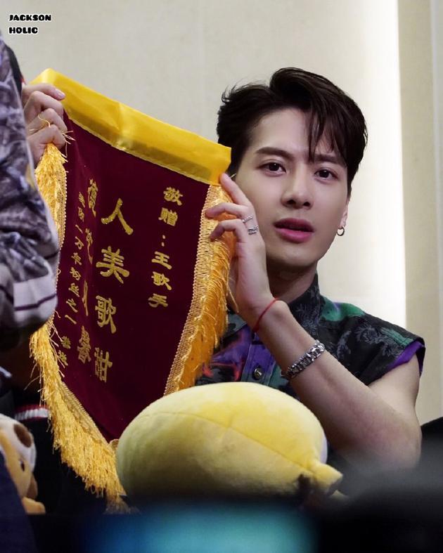 王嘉尔被粉丝送锦旗 人美歌甜认证