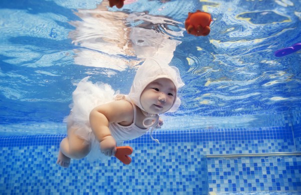 倡导亲子游泳 乐游宝宝让家长与孩子一起享受欢乐时光