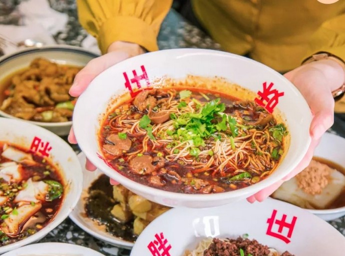 十八种佐料熬煮油辣子 胖妹面庄挑战你的麻辣感官