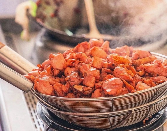 走哪吃哪肉香四溢 老韩煸鸡混迹江湖多年的武功秘诀是什么?