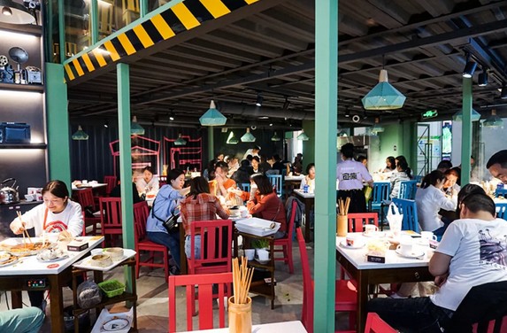 明星扎堆投资的四十三号仓库牛串串辣卤火锅什么来头?