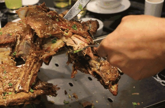 牧歌烤全羊:没有吃过烤全羊的冬天是不完整的!