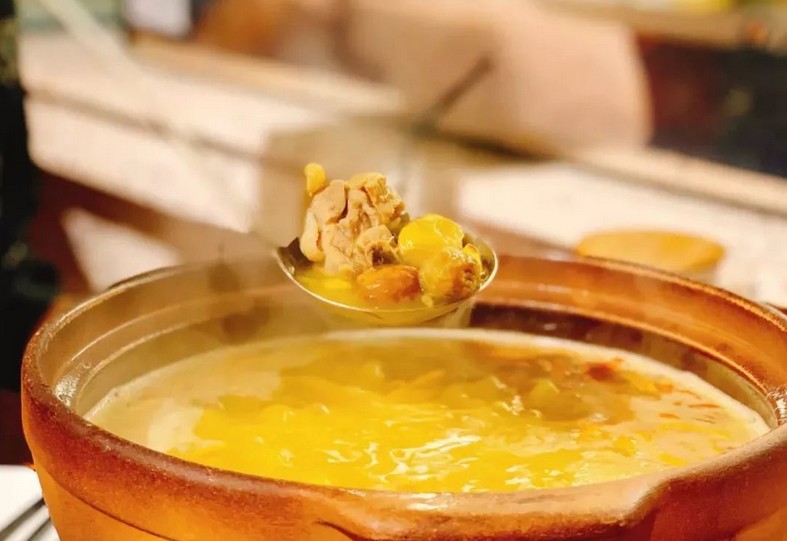 春宵板栗鸡火锅:冬季养生就在这一锅金灿灿的板栗鸡汤