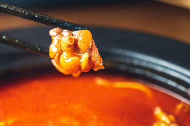 和蛙馆:冬阴功汤煮牛蛙 这种魔幻料理你怎么可以没吃过