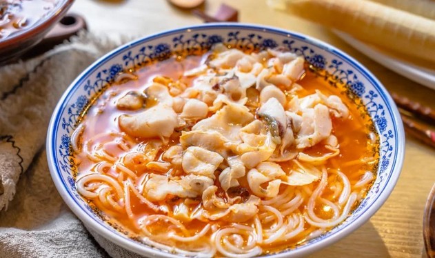 苗家酸汤鱼米线:开在财大的家族企业 13年来只做一道菜