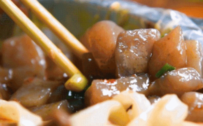 春宇麻辣烫:长队堪比活招牌 每个排着的人都心甘情愿