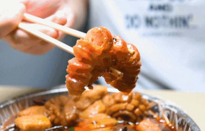 春宇麻辣烫:长队堪比活招牌 每个排着的人都心甘情愿