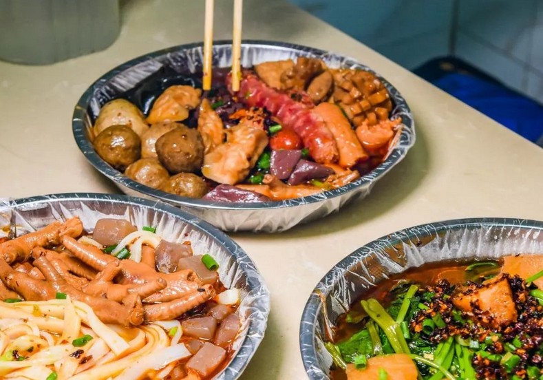 春宇麻辣烫:长队堪比活招牌 每个排着的人都心甘情愿