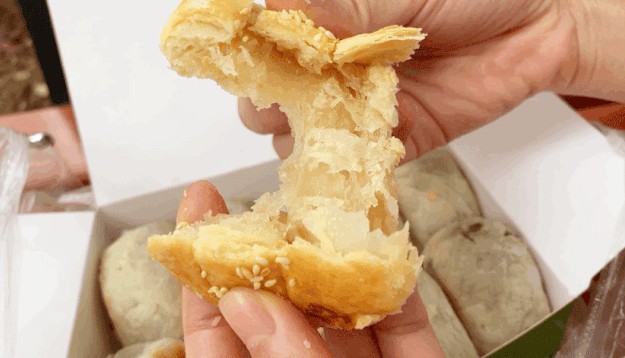 京城第一的绿豆饼?京月绿豆饼馅料爆炸 一口满足