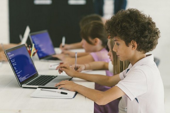 结合游戏与编程 新思优将AI知识通俗易懂地教给青少儿