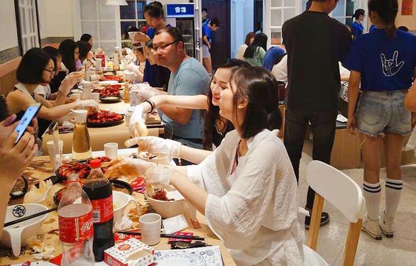 松哥油焖大虾:开业只做一道菜 每只虾都坚持手工刷洗